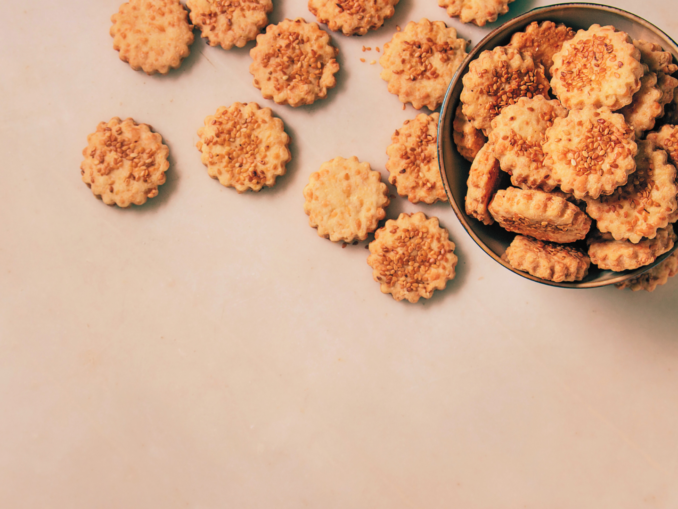 Würzige Käseplätzchen mit fruchtiger Tomatenmarmelade